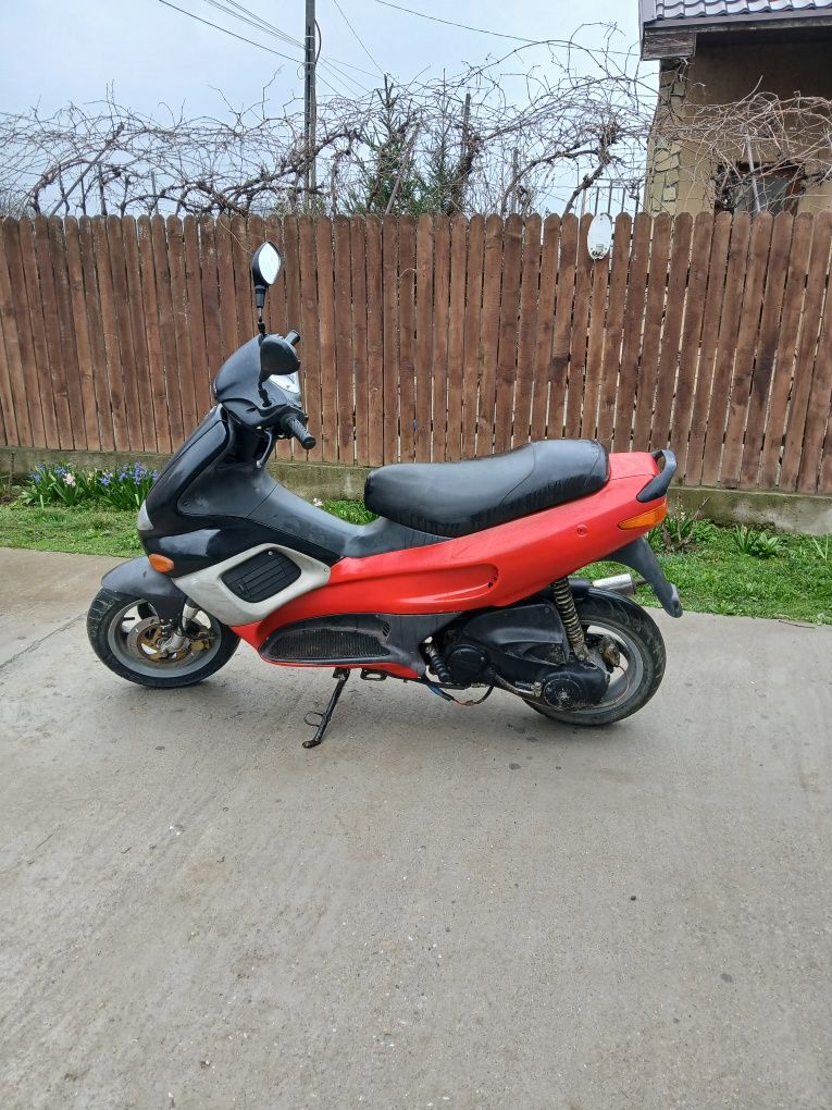 Vând scuter Gilera rumen 49cc