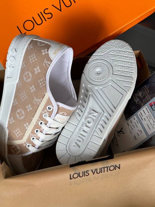 Adidasi Louis Vuitton noi