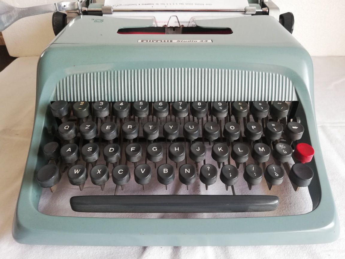 Mașină de scris Olivetti studio 44