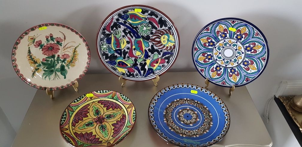 Farfurii vechi din ceramică și porțelan