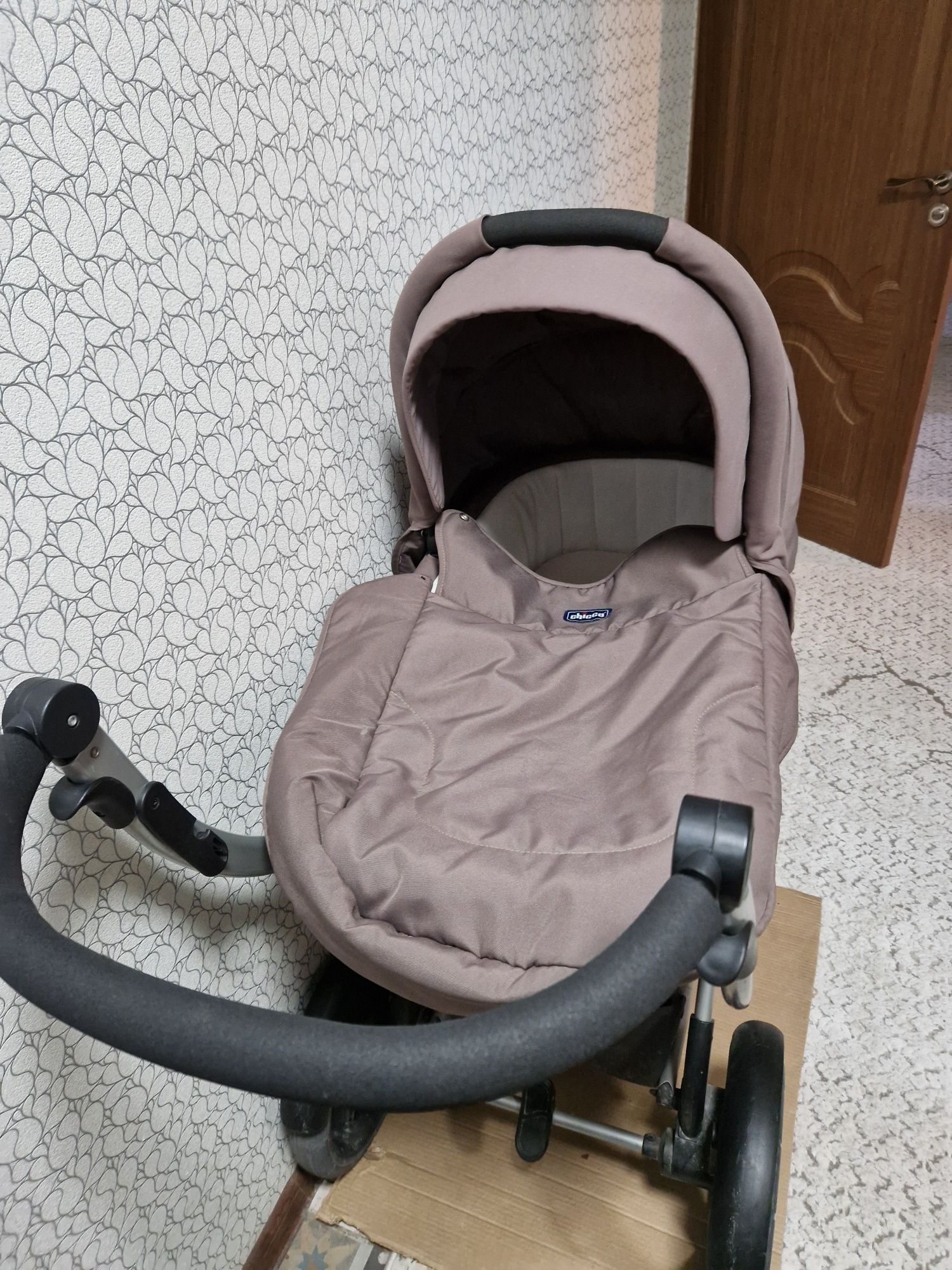 Коляска chicco 2 в 1. Люлька, прогулочный блок, две пары колёс + сумка
