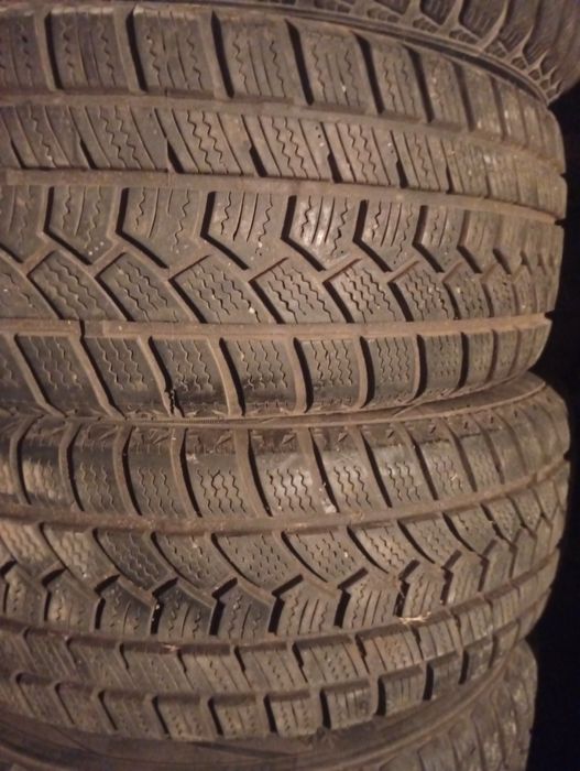Продам две покрышки 195/60 r15.