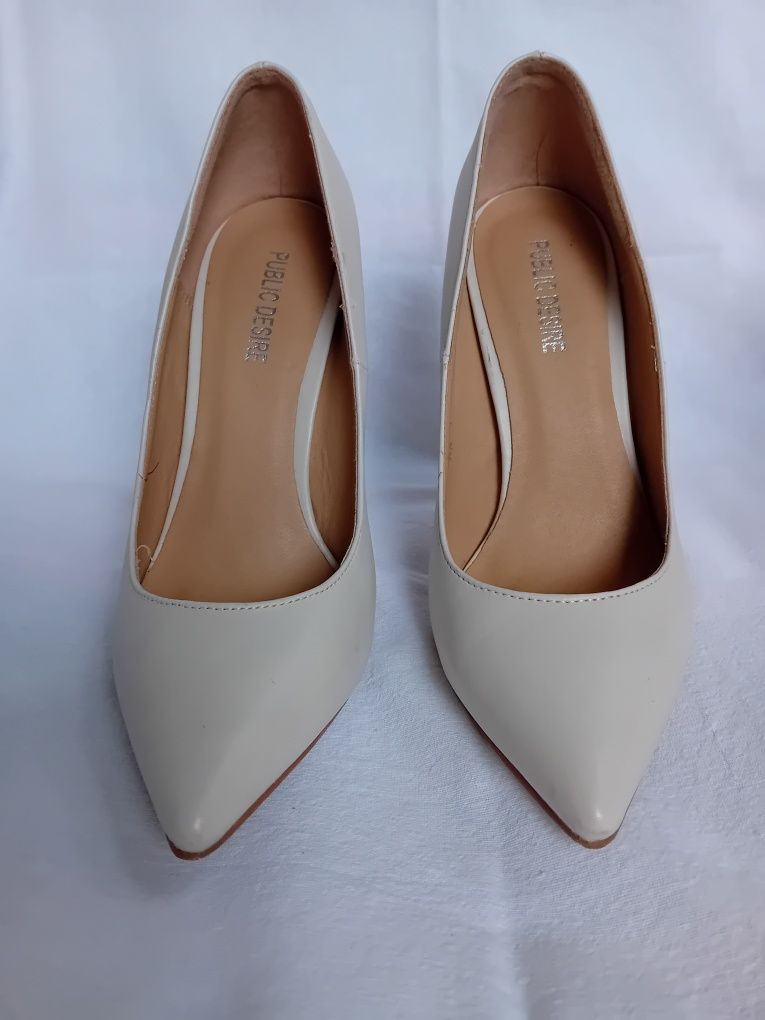 Vând pantofi stiletto crem