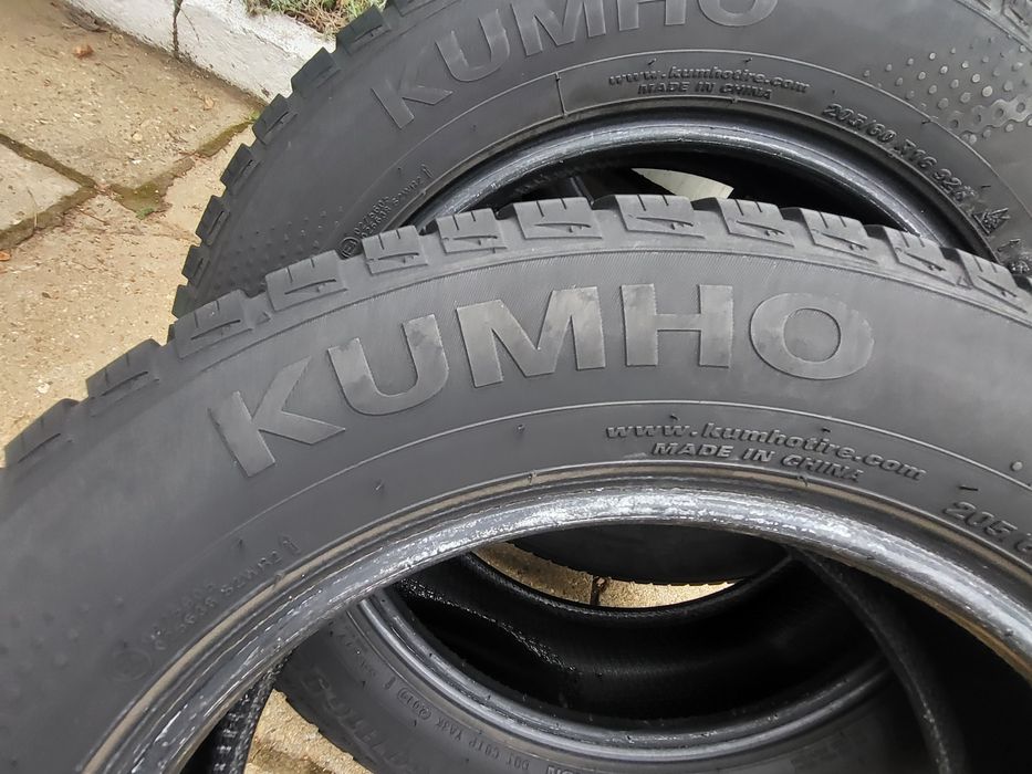 2бр 205/60/16 гумите са много запазени малко карани