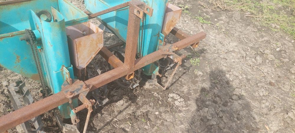 Vând masină de plantat cartofi preț negociabil.