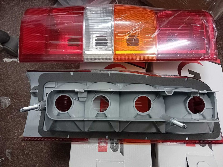 lampa stop ford transit tripla stop far spate