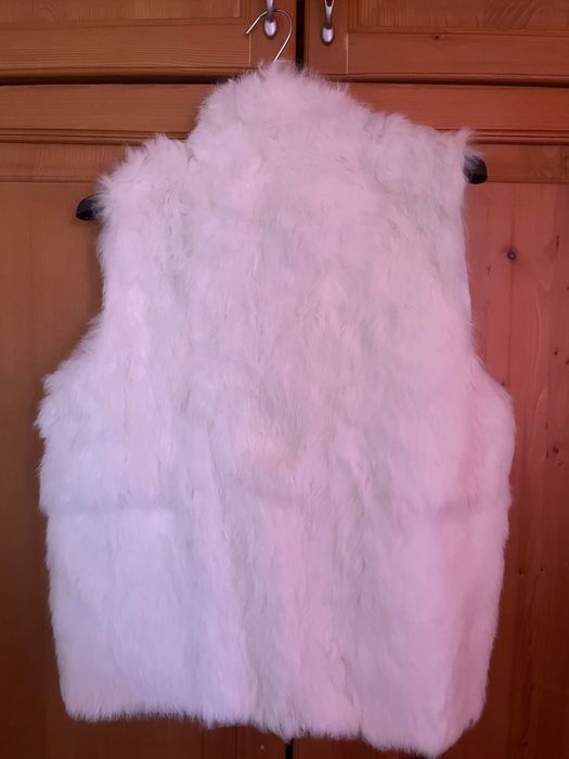 Дамски бял пухкав елек