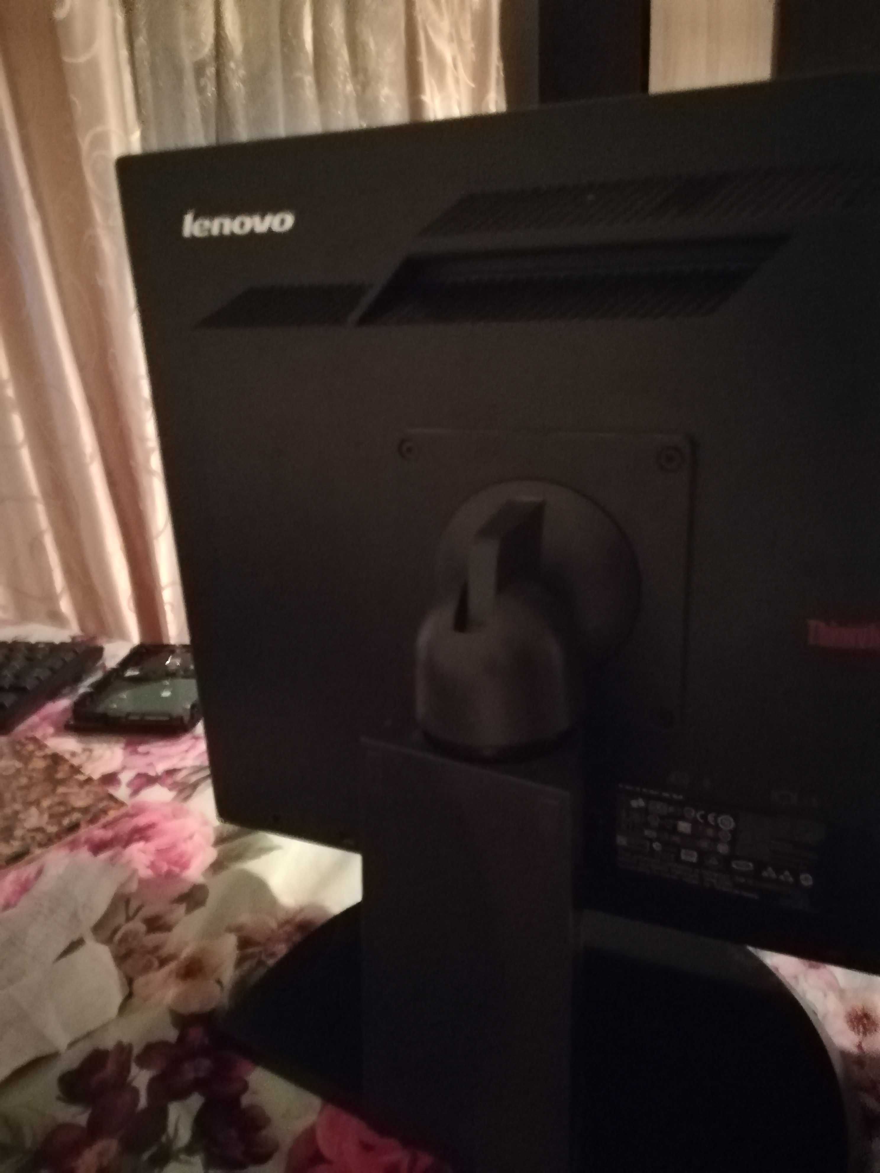 Vând Monitor LENOVO și hard memorie 500GB