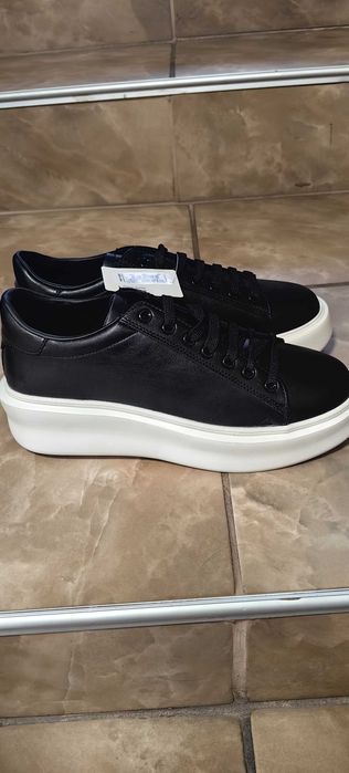 Продавам спртни обувки