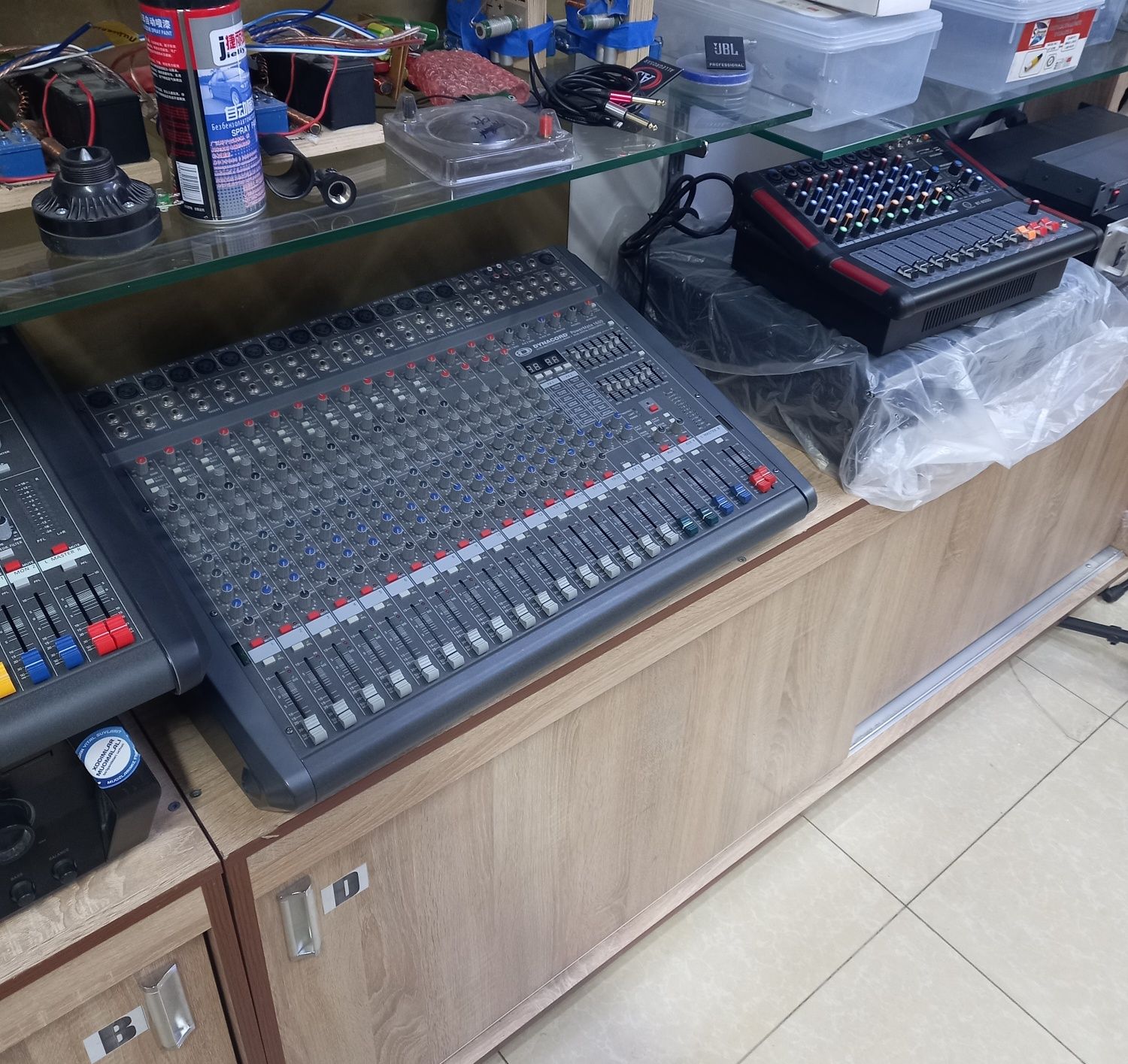 Микшеры Dynacord усилители акустика Yamaha Craaft разных марок.