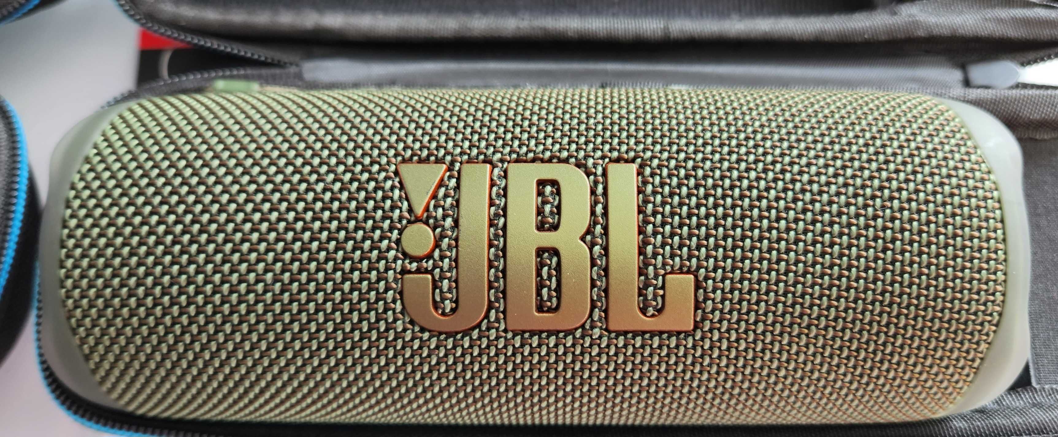 Vând JBL FLIP 6 două bucăți Camuflaj și Verde Army impecabile