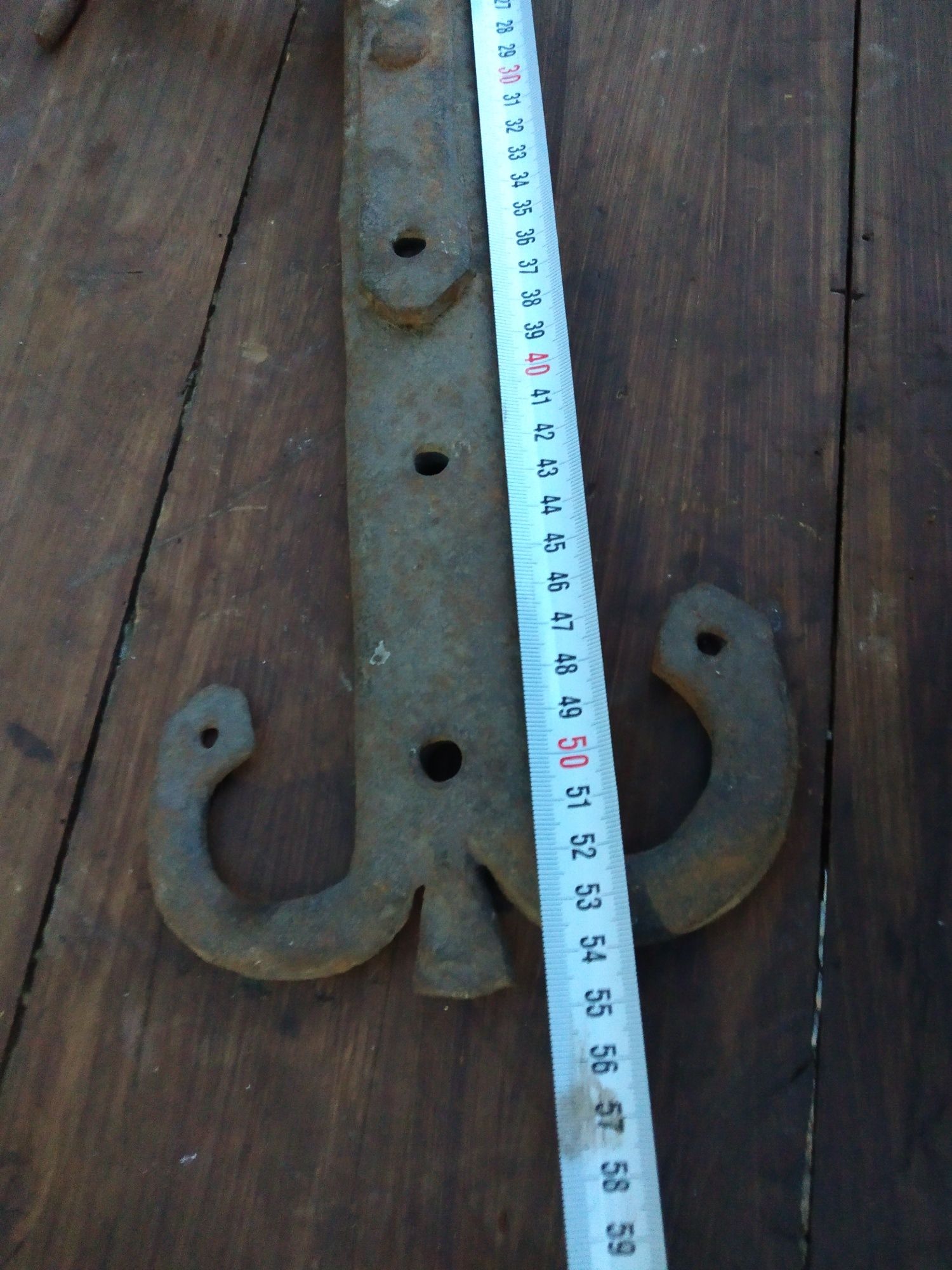 Стара желязна панта с резе за стара порта