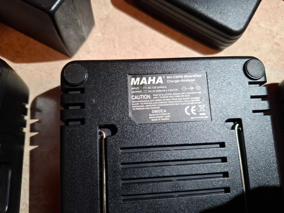 Maha Încărcător&Analizor MH-C9000  pt. acumulatori NiMH/NiCD AA și AAA