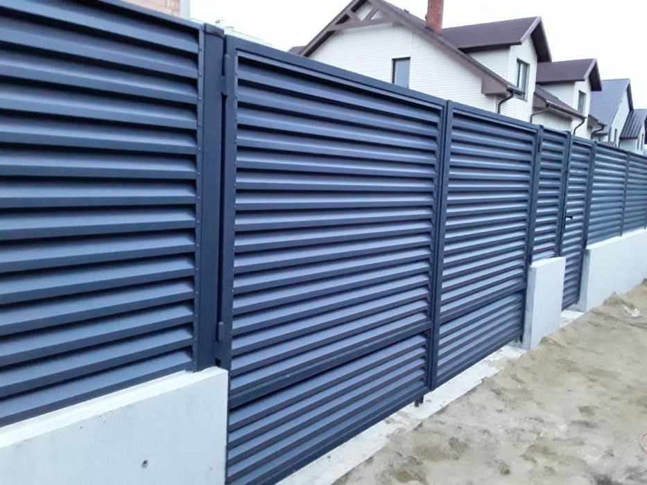 Construim la comanda dvs. garduri si porti din:
- panouri stil jaluzea