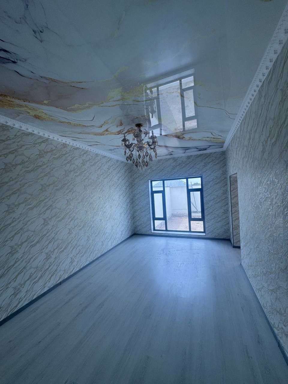 Raysentr Xalq bank orqasida 2 etaj  150m2