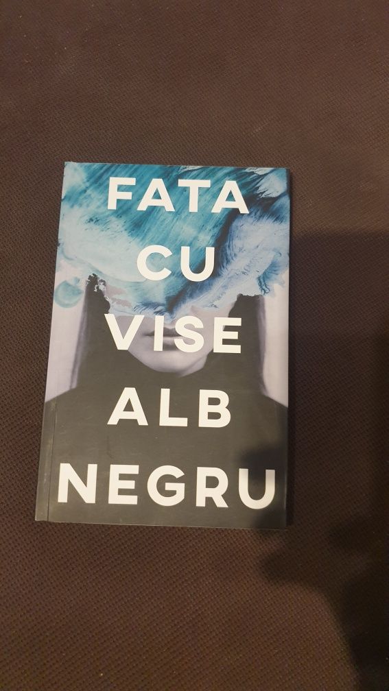 Fata cu vise alb negru