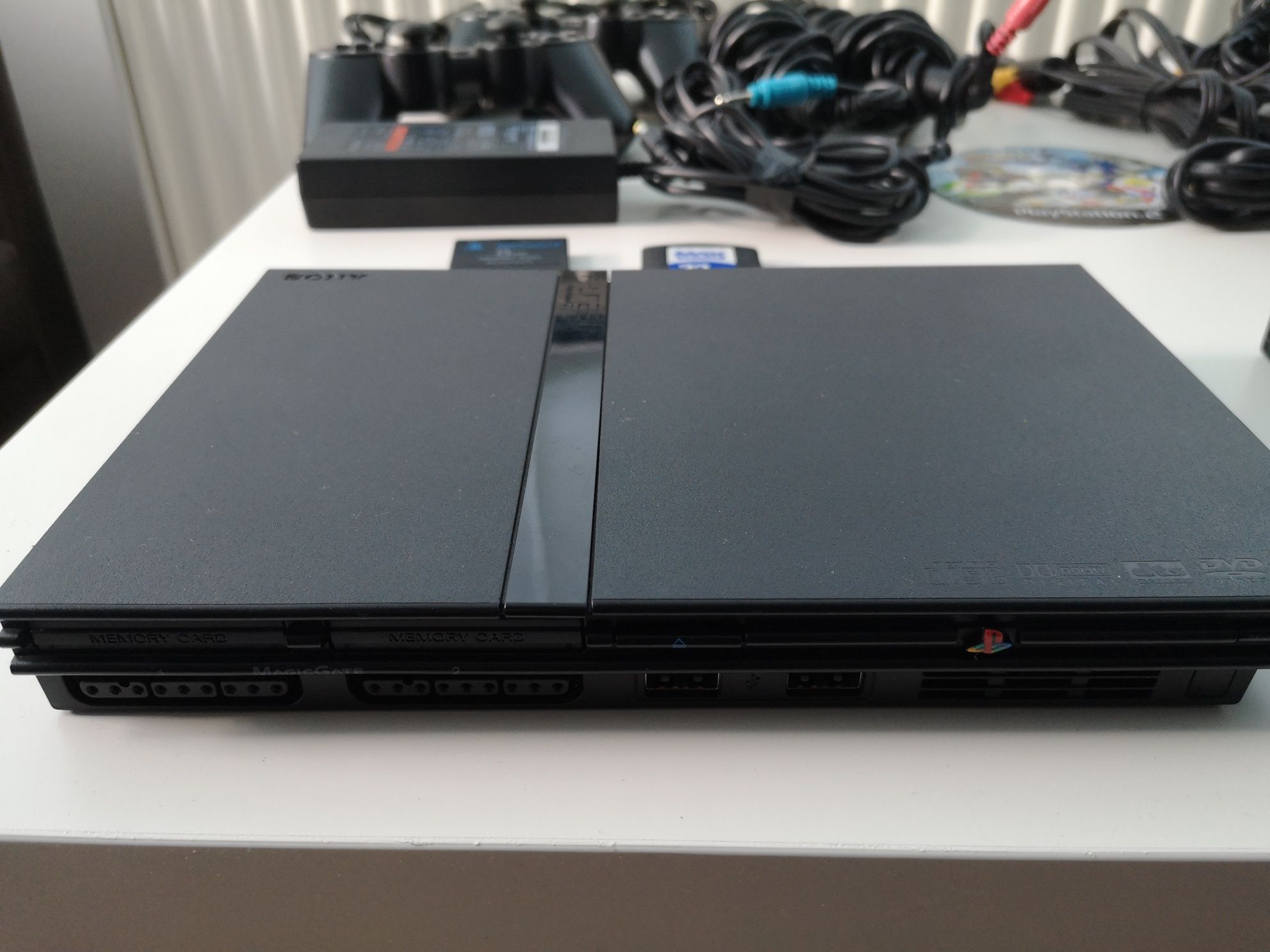 Vând 2 console PlayStation 2 slim cu tot cu accesorii