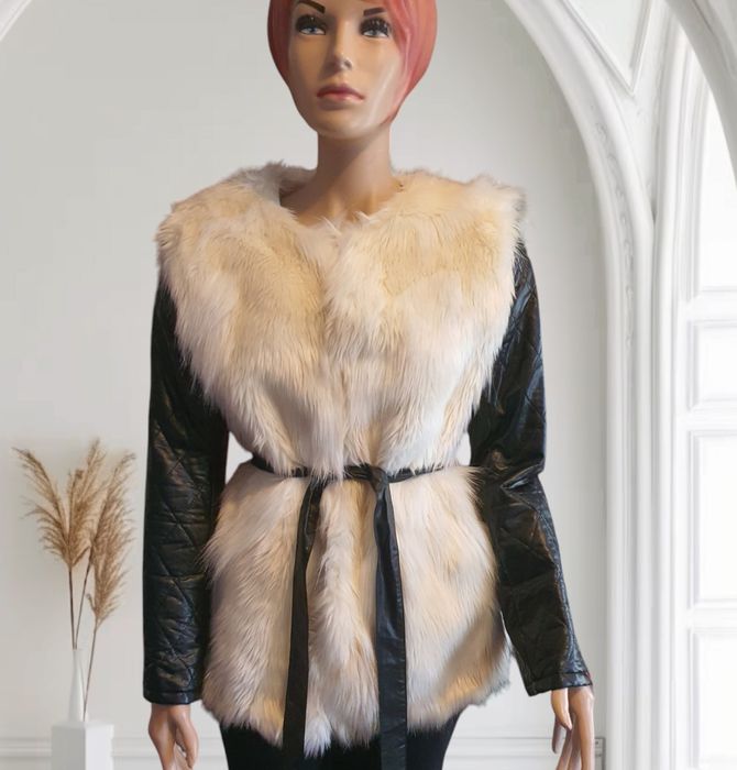 Geaca blana cu șnur
