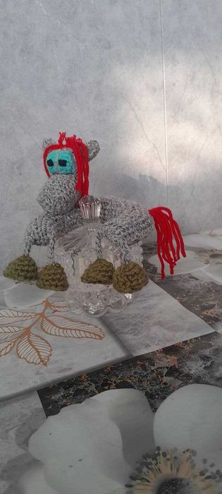 Вязанная лошадь. Оригинальный подарок на новый 2026 год.