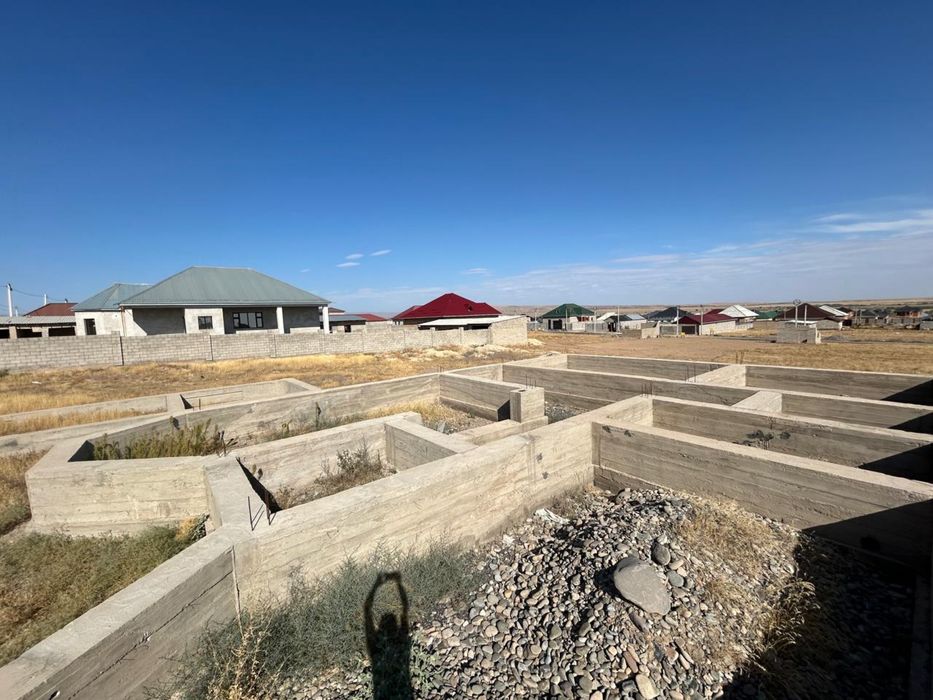 Үлкен үйге фундамент құйылған жер сатылады