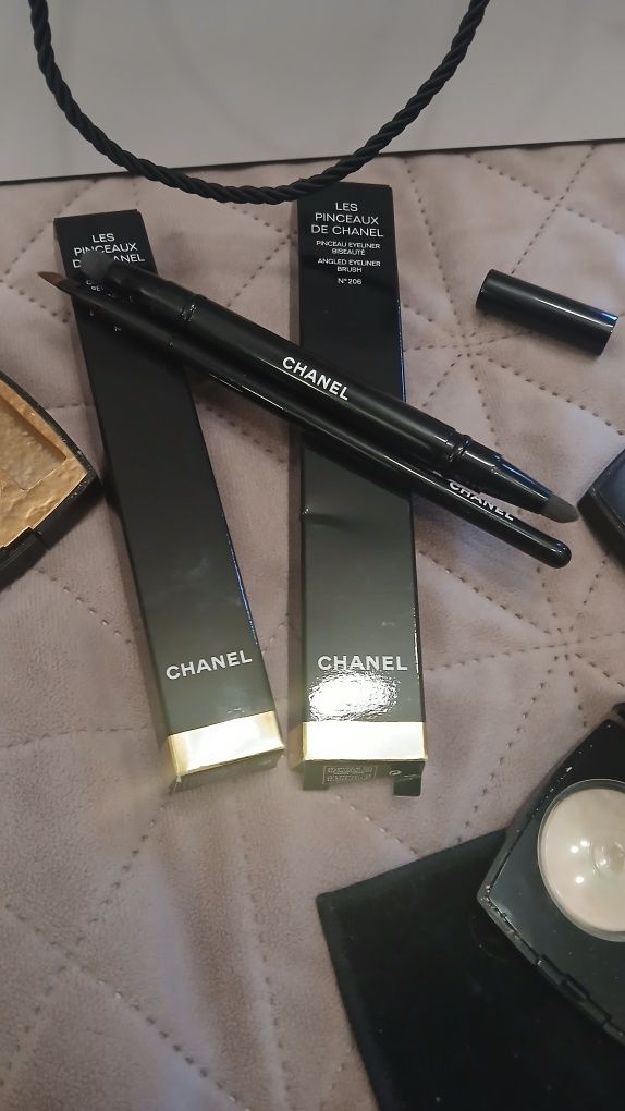 Комплект гримове и четки на CHANEL 250 лв