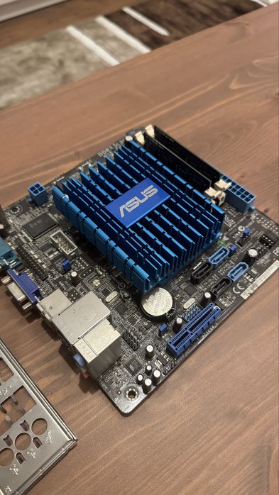 Placa de baza Asus cu procesor Intel cu racire pasiva si 4GB Ram