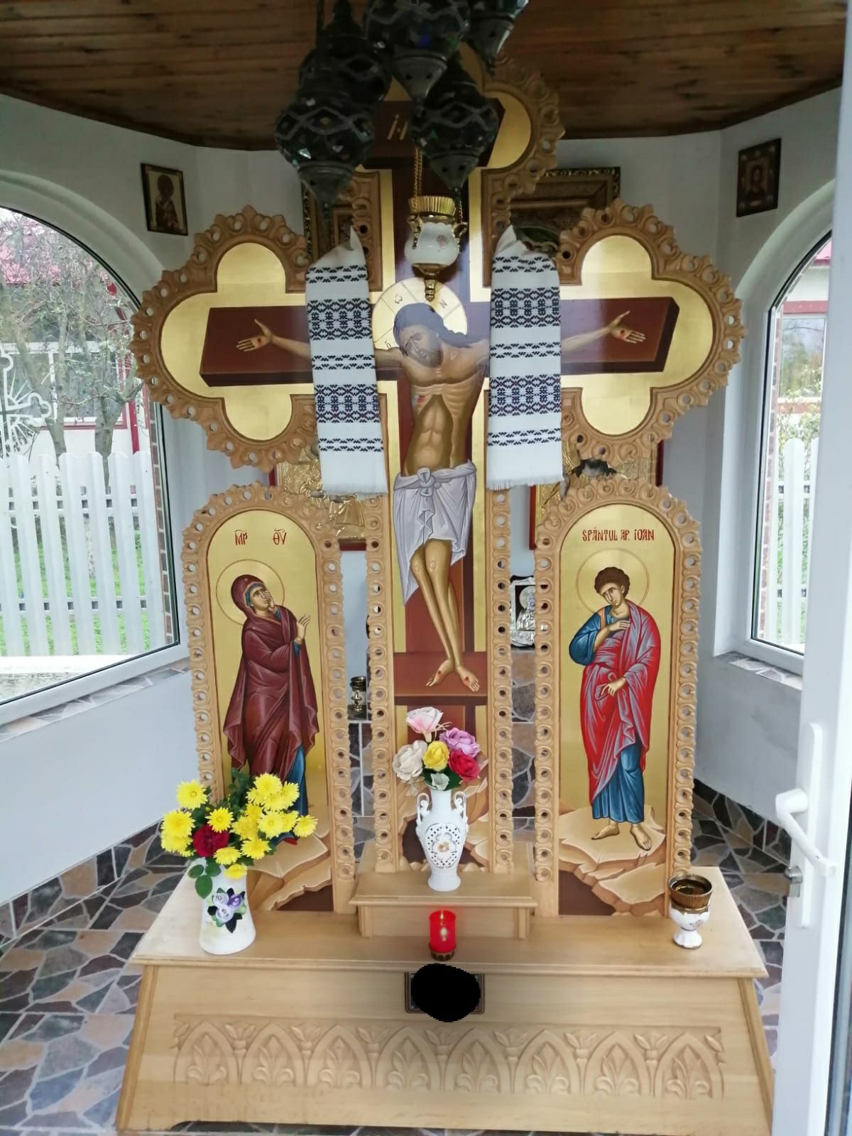 Cruce de altar, troita sculptata