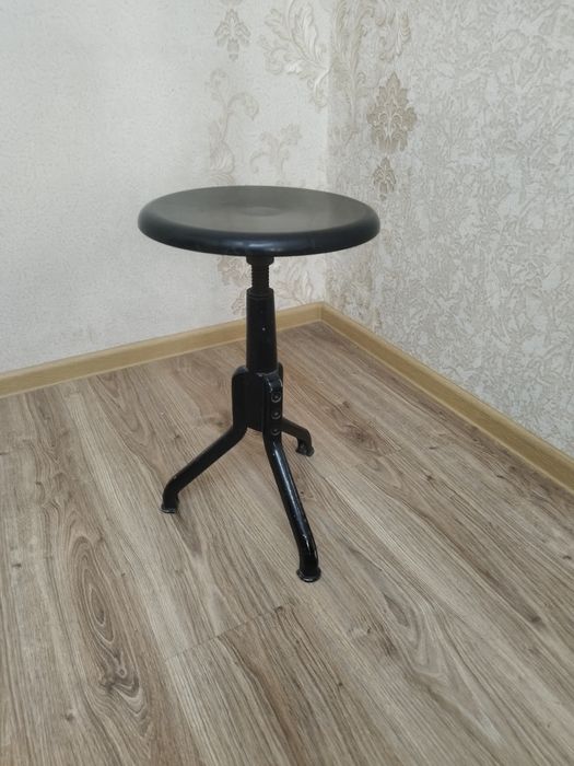 Стул винтовой металлический.