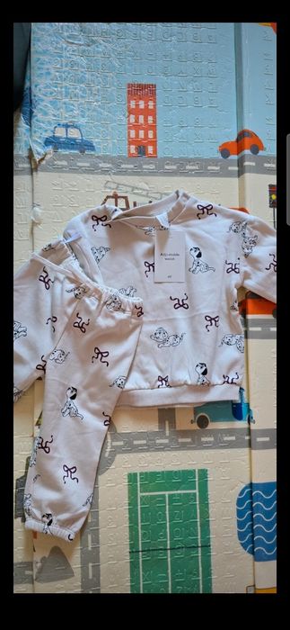 Vând costumas nou H&M 80