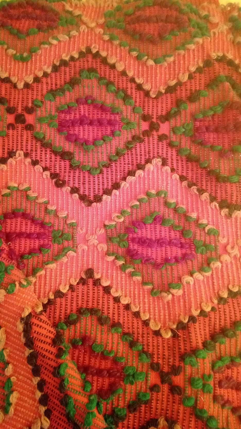 Macat traditional taranesc lucrat din lana naturala - rosu+negru+verde