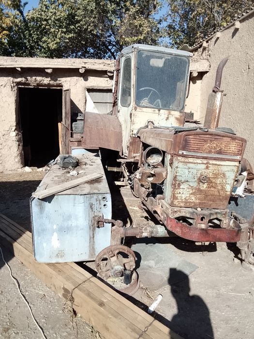 Трактор 28 сотилади