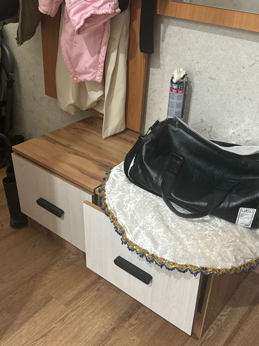 продаю прихожую и тумбочку