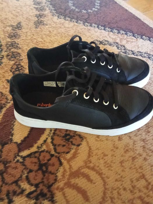 Vând     tenesi   timberlend