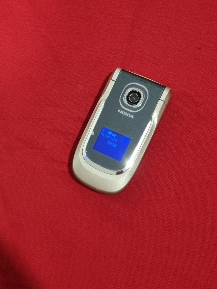 Telefon Nokia cu clapeta cu dublu display