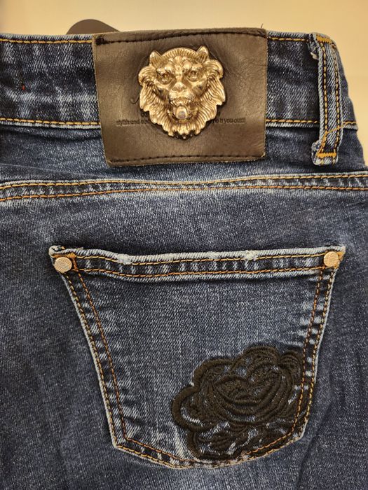 Модерни дамски дънки с бродерия