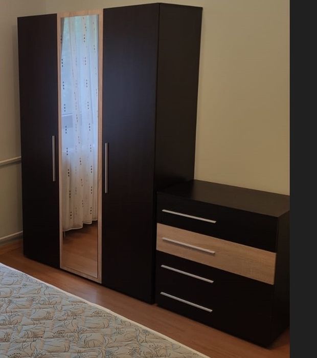 Set mobilier format din dulap cu 3 usi si comoda cu sertare