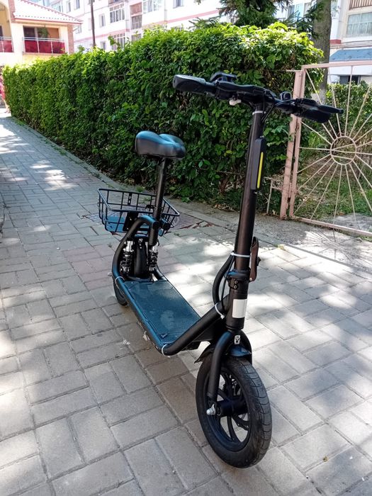 Trotineta electrica cu scaun