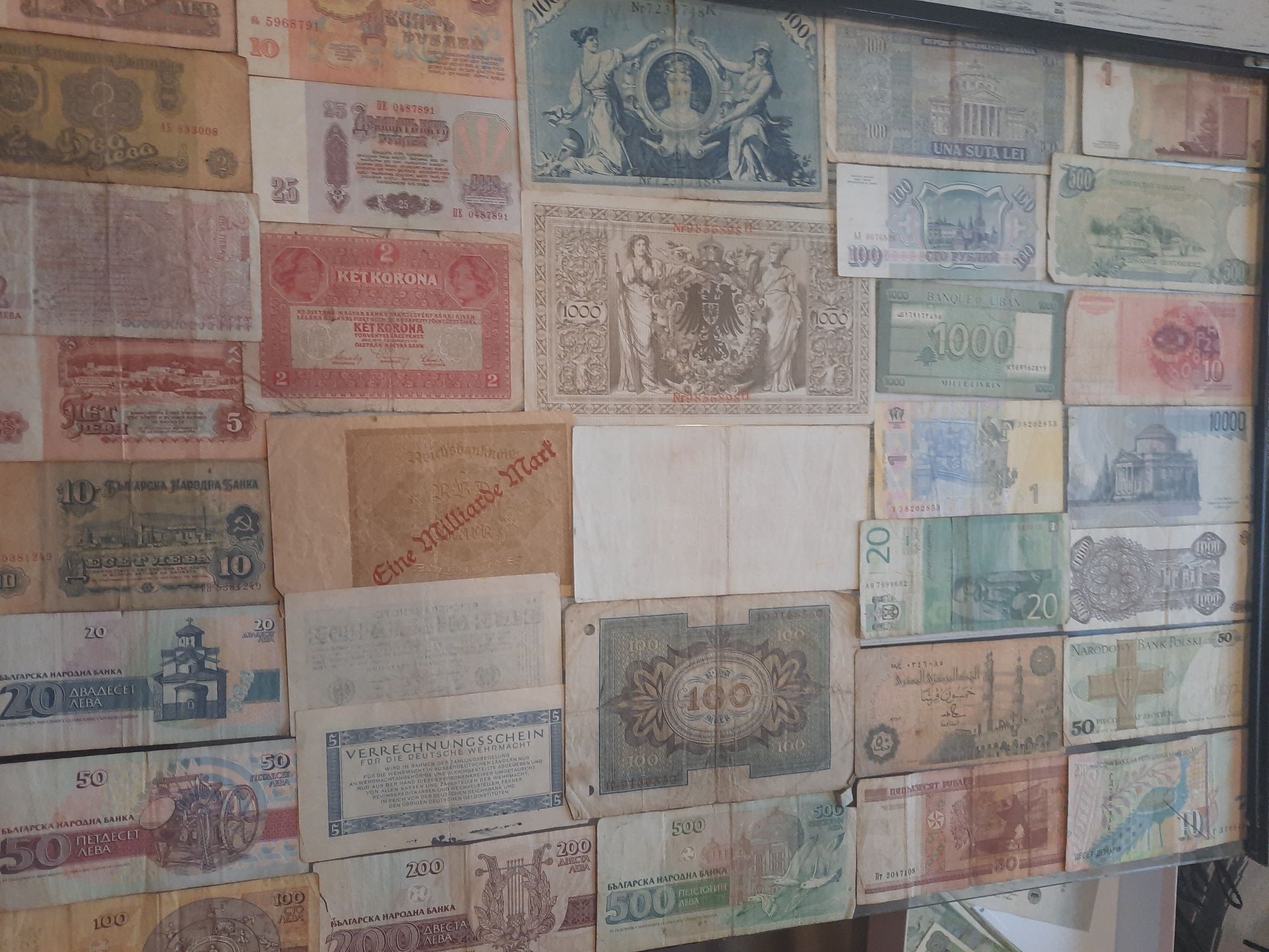 Пано със стари банкноти
