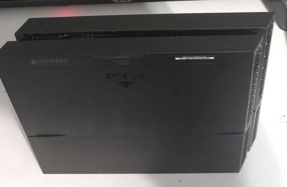 Playstation 4 в перфектно състояние + игри