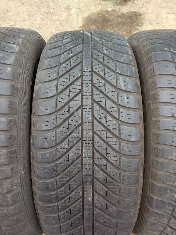 Шины 205/55 R16 - "GoodYear Vector 4Seasons" (Словения), всесезонные.