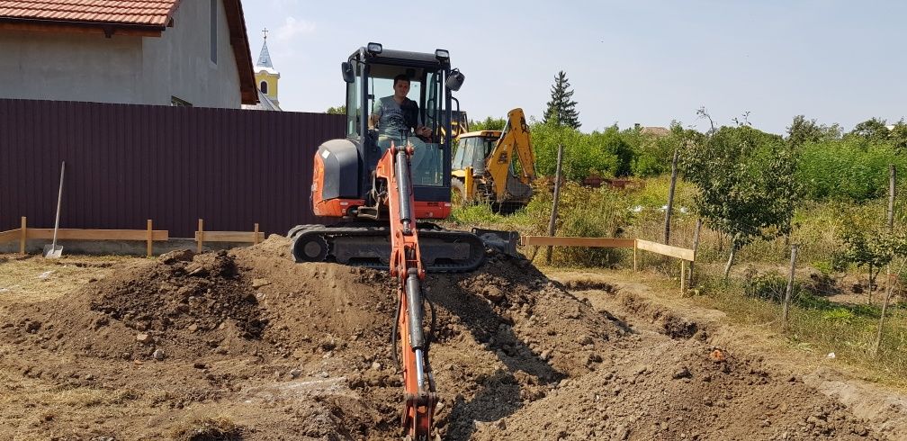 Execut lucrari cu Miniexcavator 2.8t