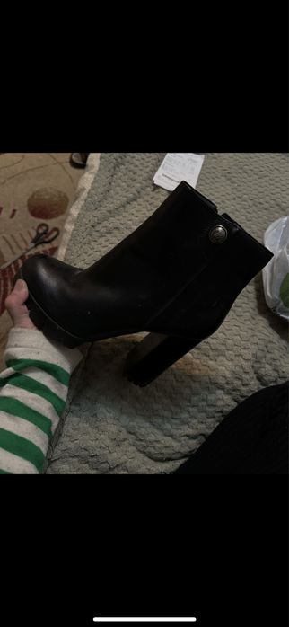 Продам ботинки ботильоны на каблуке