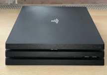 Продавам Sony PS4 Pro 1TB с Два джойстика