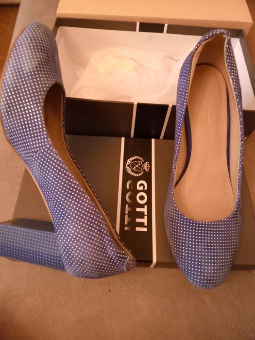 Замшевые фирменные голубые  туфли