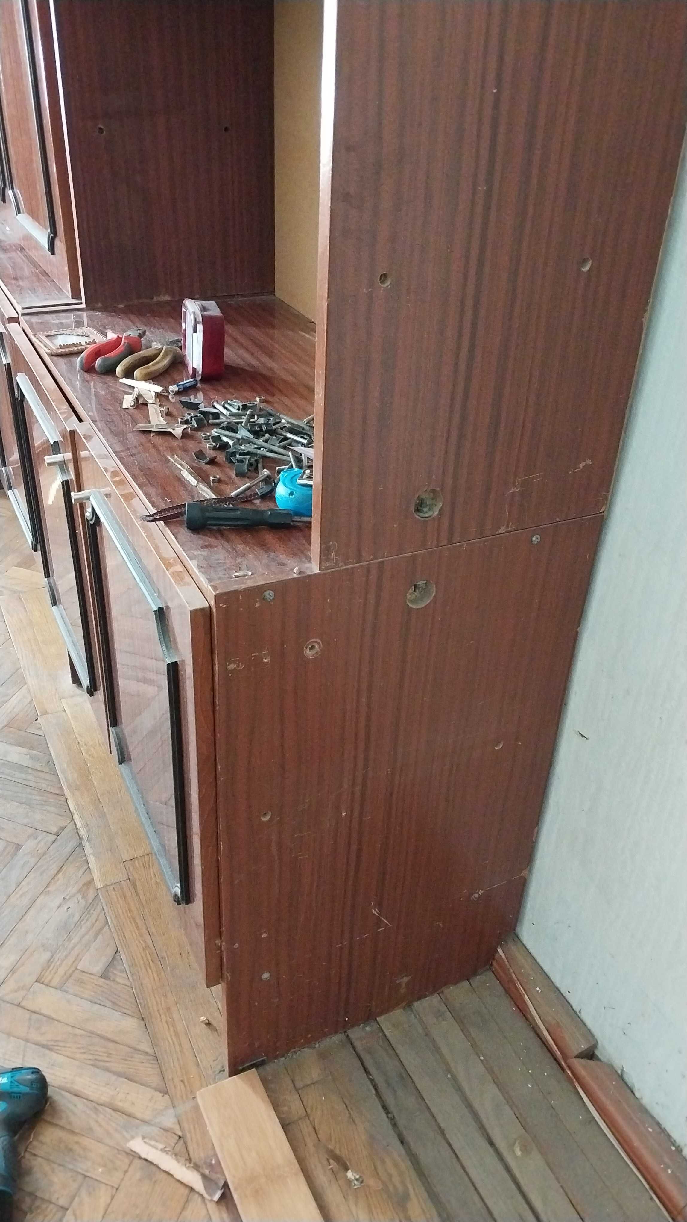 Продам два шкафа со встроенными зеркалами.