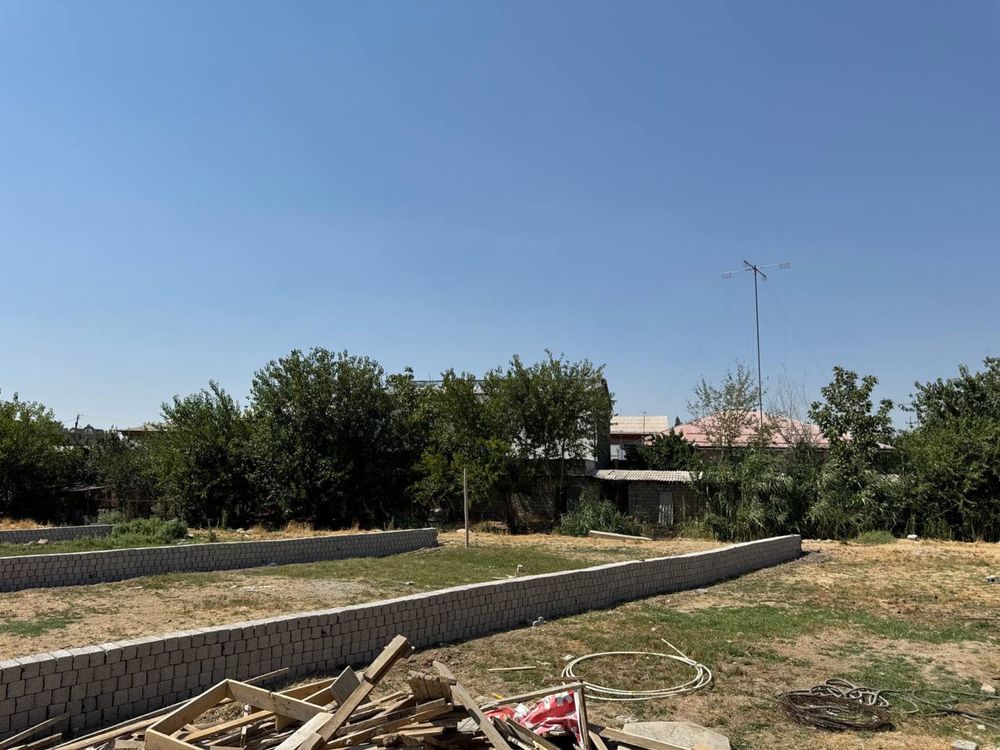Yer sotiladi 3 Sotix Uchqahramon postidan 5-6 km kirganda