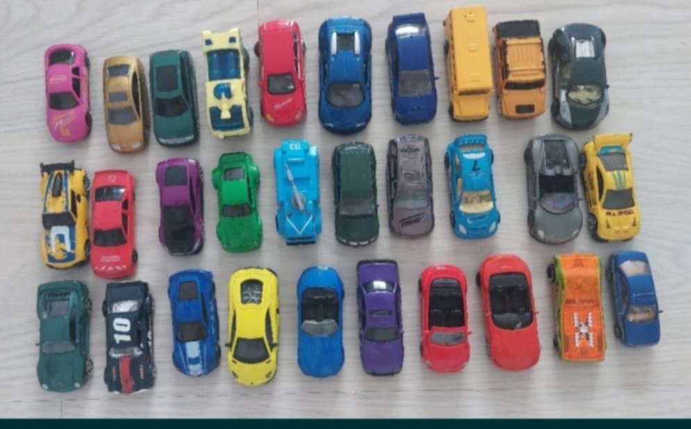 Masinute metaluce colorate , mici.