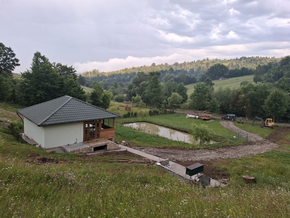 Vând teren cu cabana