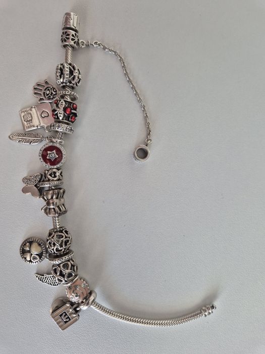 Bratara Pandora cu accesorii