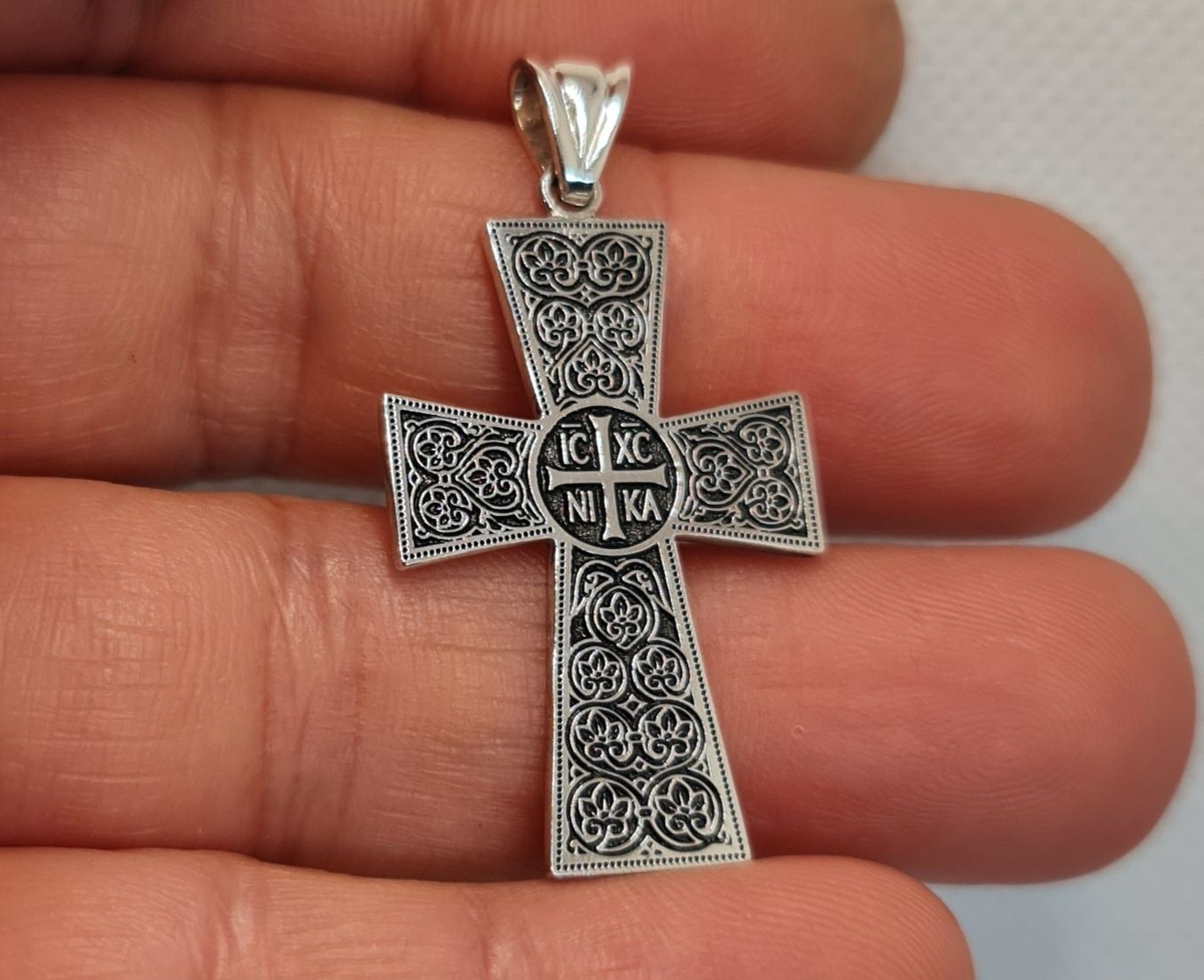 Cruce bizantină sculptată din argint